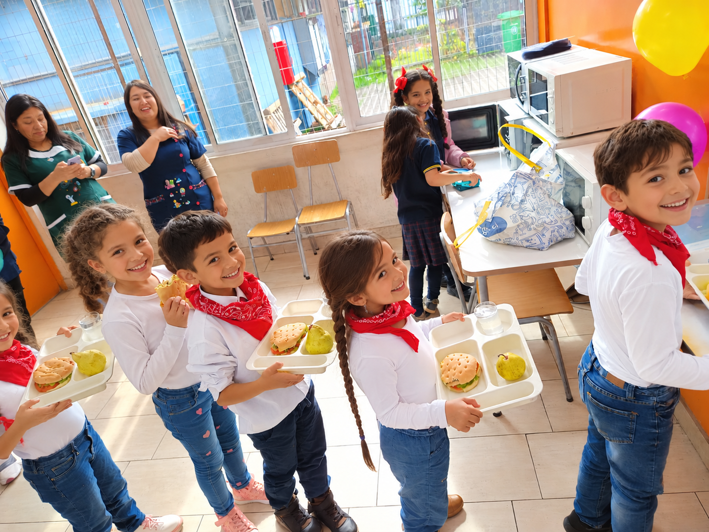 Sonrisas en la fila del comedor (1)