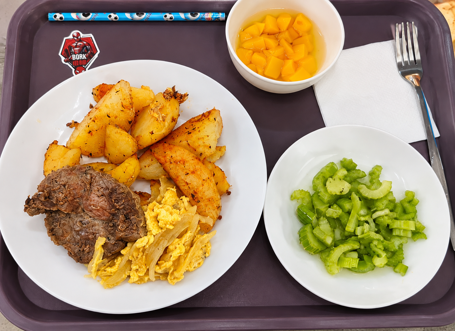 Bandeja de cafetería con comida variada