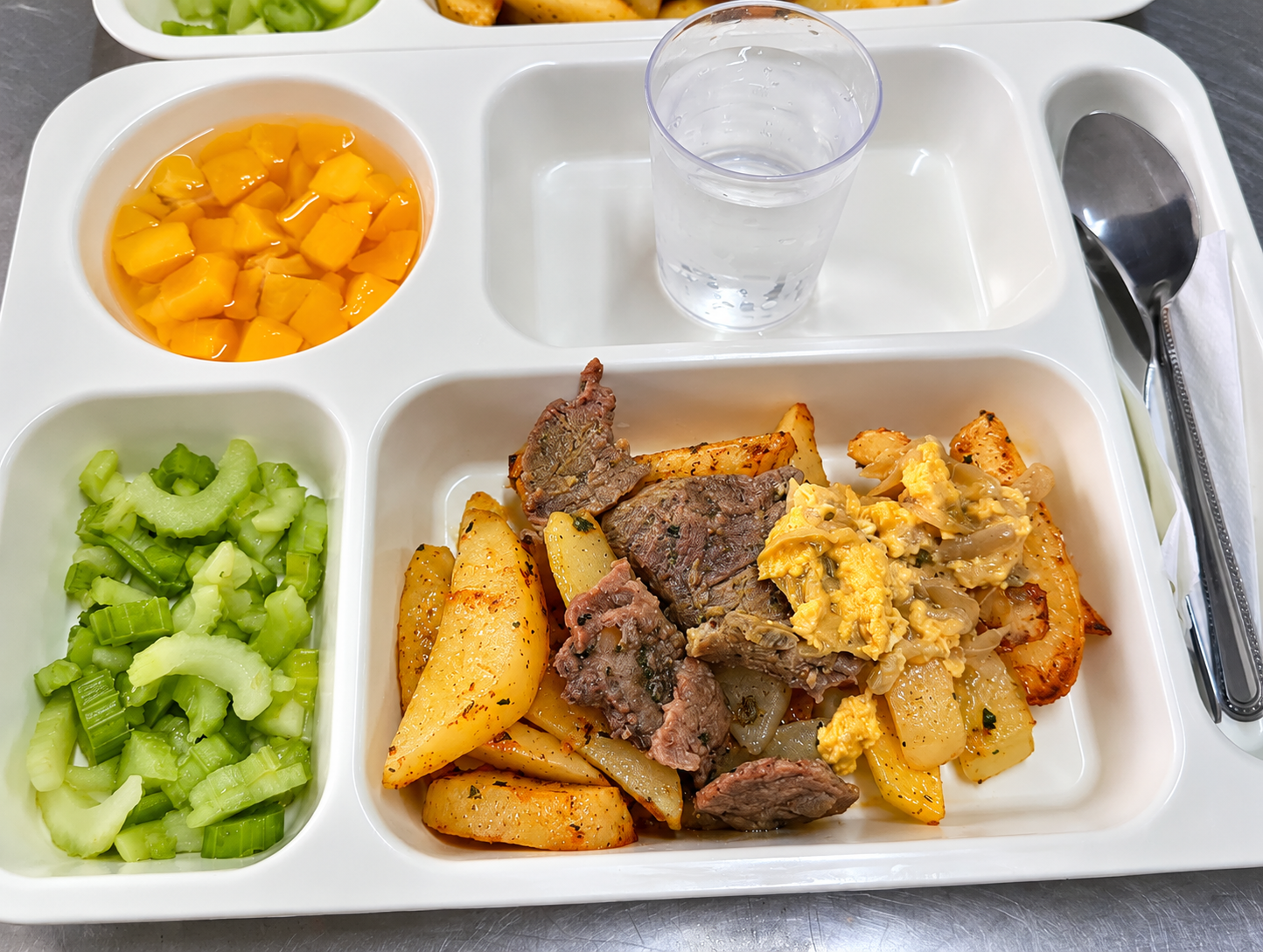 Bandeja de comedor con patatas y carne (1)