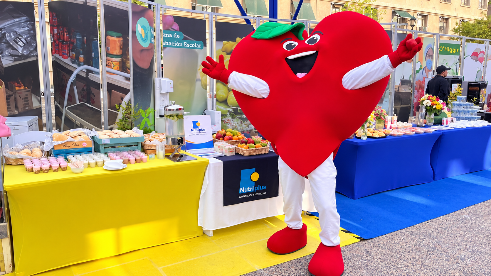 Feria Nutritiva con Mascota Roja