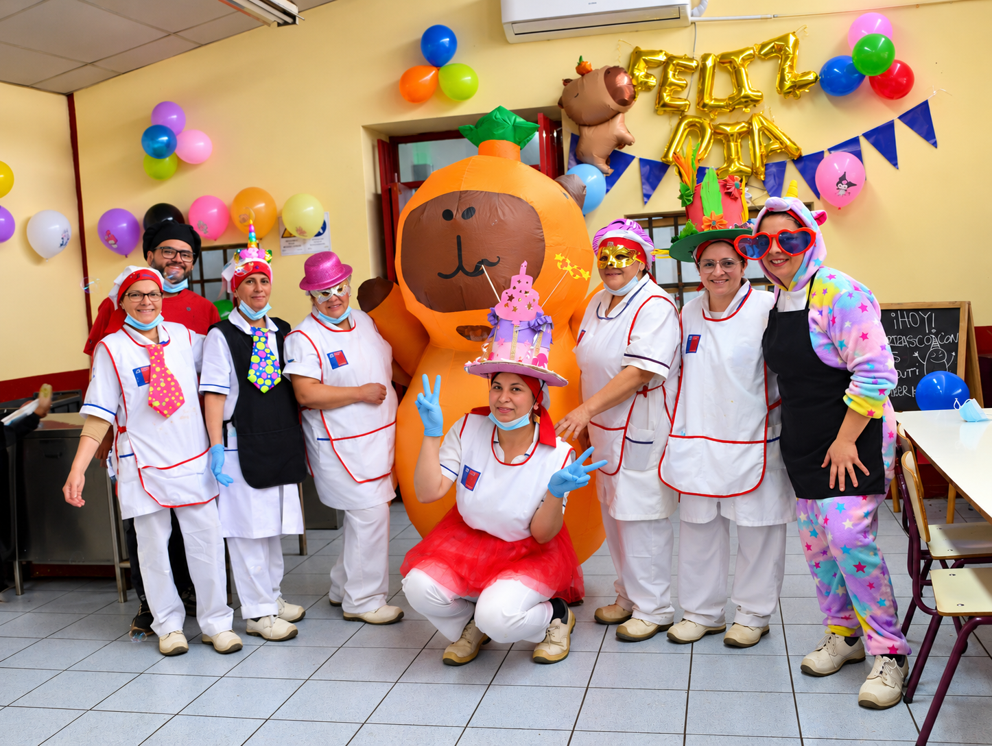 Celebración_colorida_del_personal_cafetería