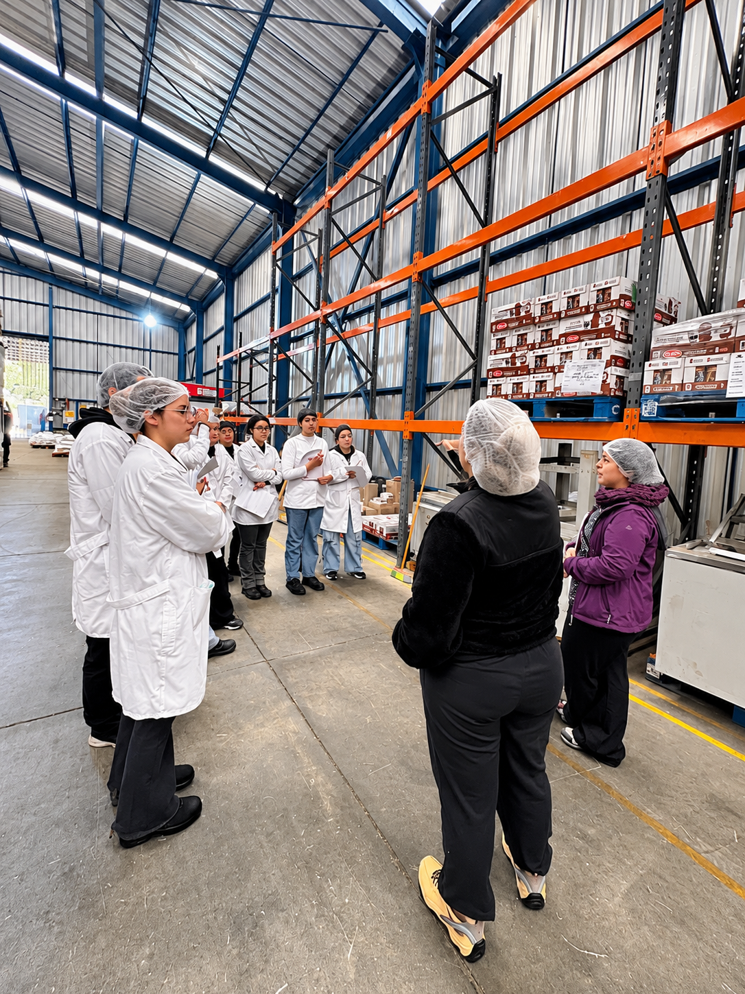 Visita guiada en almacén industrial