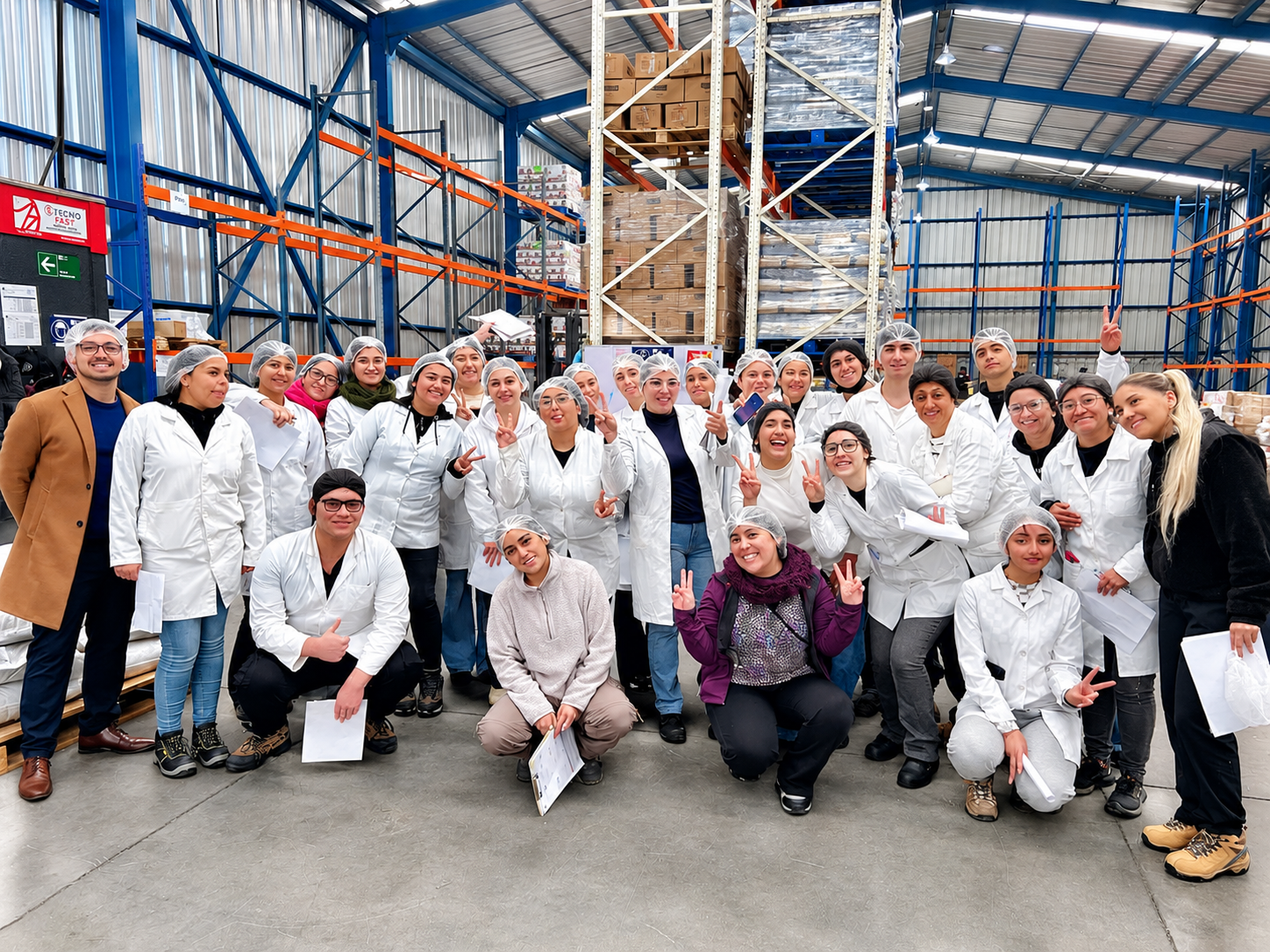Equipo sonriente en el almacén industrial